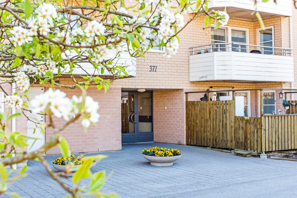 I föreningen finns gym, bastu, samlingslokal och snickarrum. Övernattningsrum i samma hus som lägenheten.  