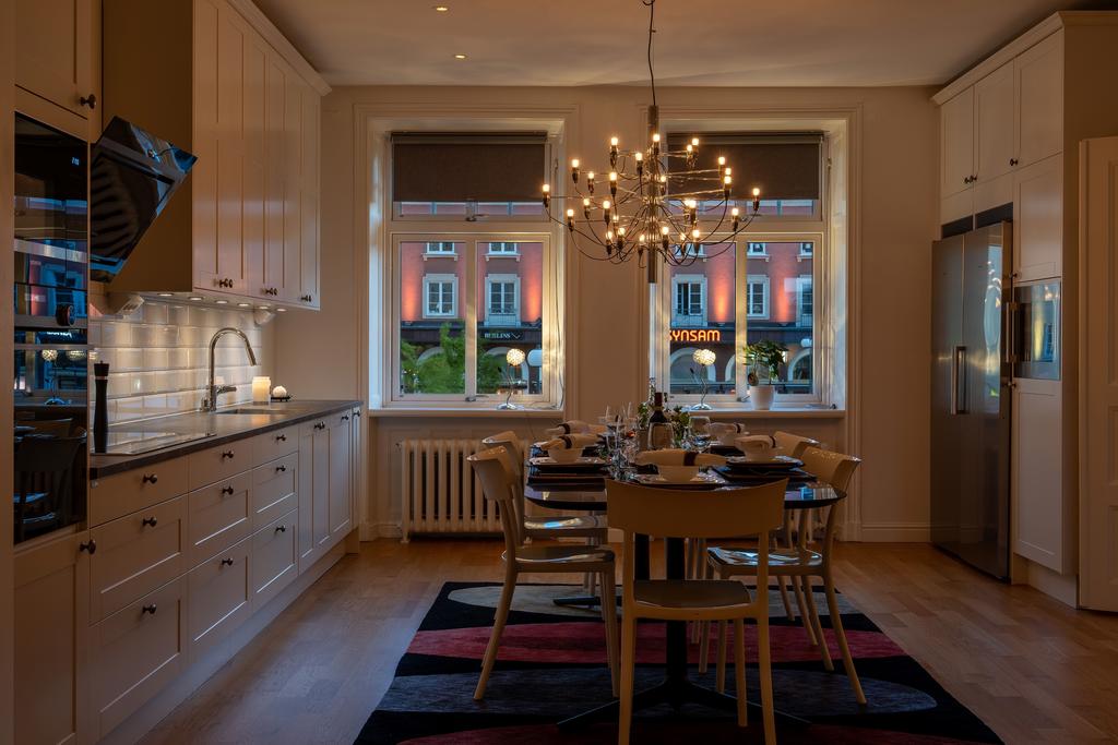 Gott om plats för hela familjen i köket vid bordet