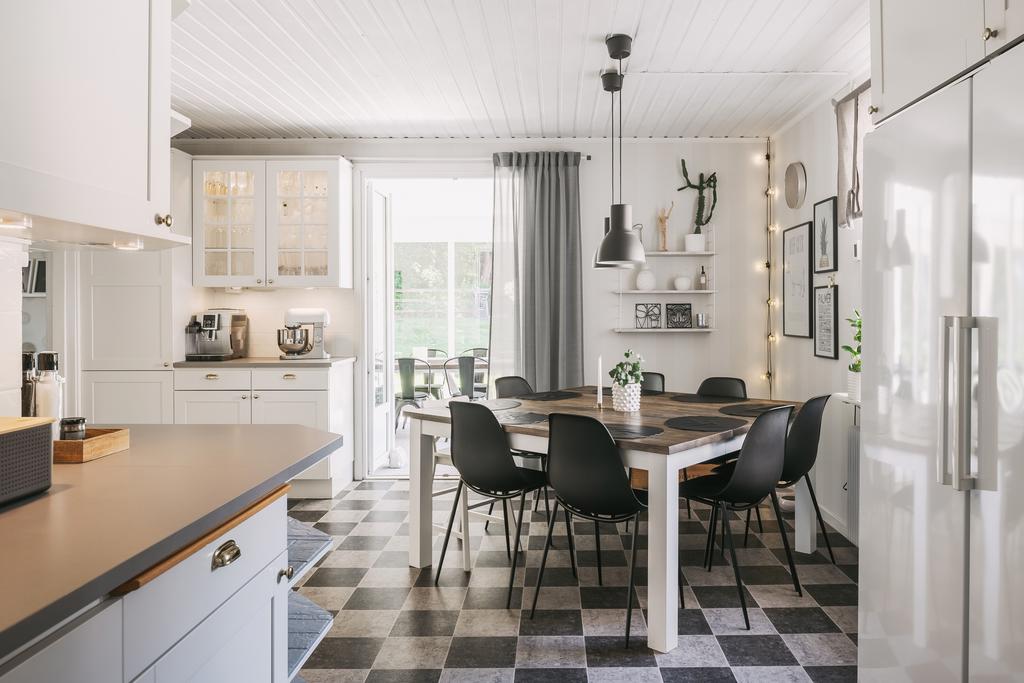 Köket  med utgång till uterummet och trädgården.