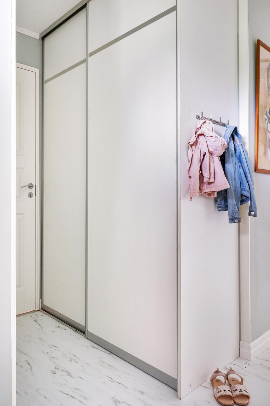 Platsbyggd garderober intill hall