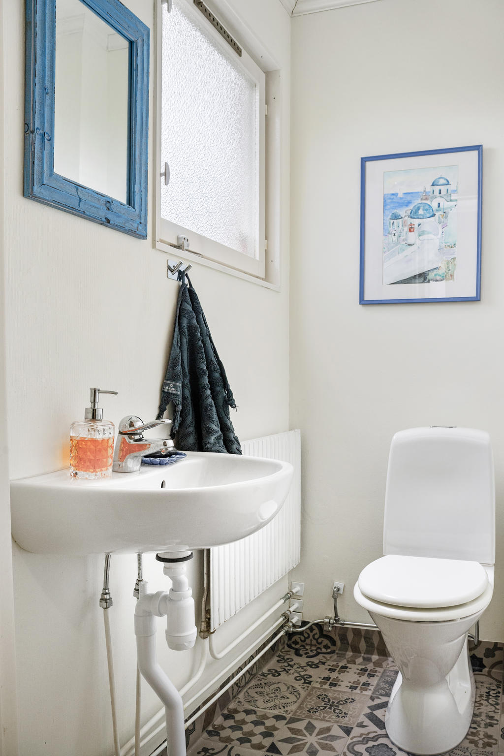 Nyrenoverad WC intill hallen