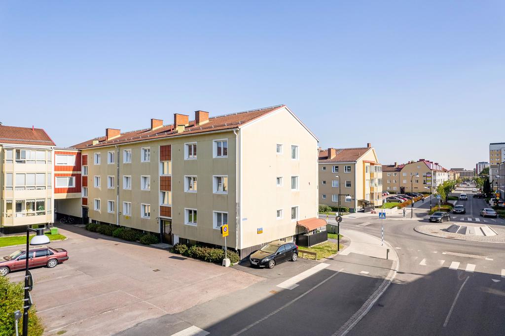 Vy över husets fasad och ingång