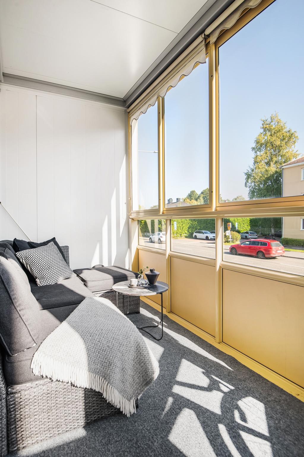 Vy över inglasad balkong