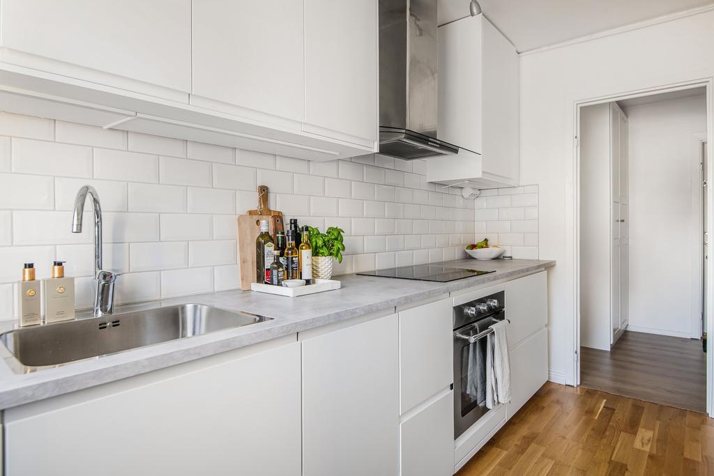 Renoverat kök i stilren design hittar ni på Hagavägen 36