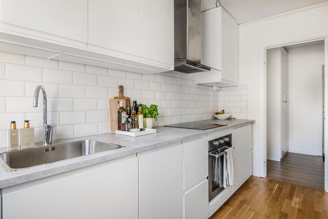 Renoverat kök i stilren design hittar ni på Hagavägen 36