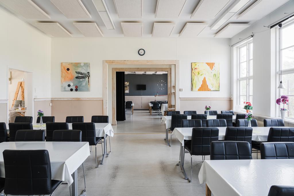 Entréplan med två klassrum upptagna till ett stort rum.