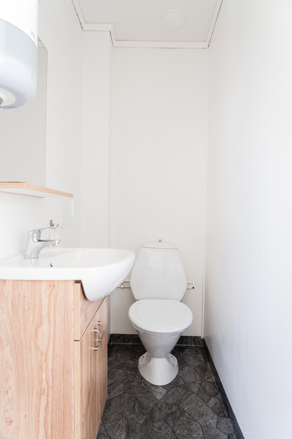 Wc i anslutning till "enklare kök" i entréplan