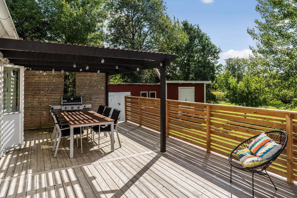 Härlig terrass med pergola