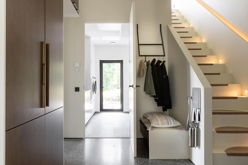 Vy från hall in i tvättstuga och grovingång 