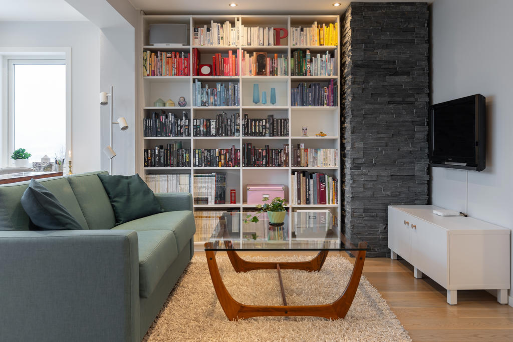 På övre plan möts du av det utbyggda biblioteket/allrummet.