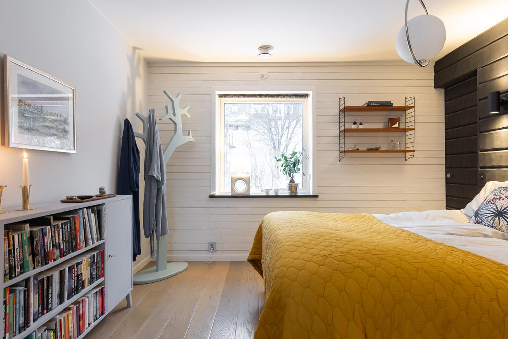 Ett väl tilltaget Master bedroom med walk in closet.