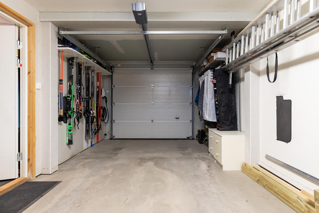 Det integrerade garaget är pricken över i:et i denna bostad.