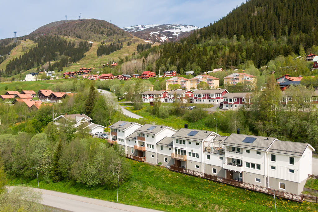 Lägenhet med egen ingång och helt avskild från övriga bostadsdelen möjliggör uthyrning och eller extraboende för familj och vänner.