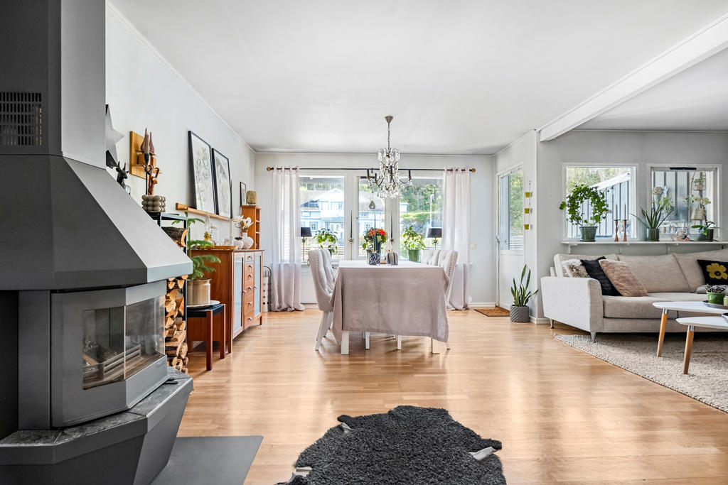 Vardagsrum med gott om plats för matbord och tv-hörna samt kamin för stor mysfaktor