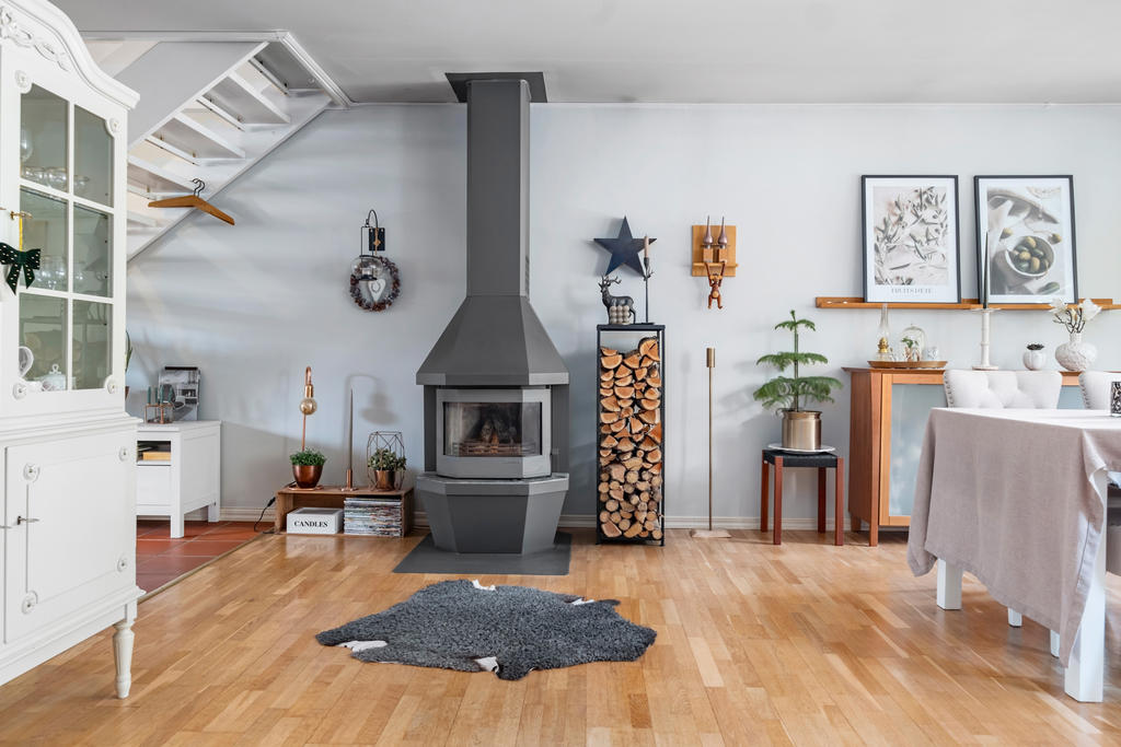 Kamin i vardagsrum som är i bruk