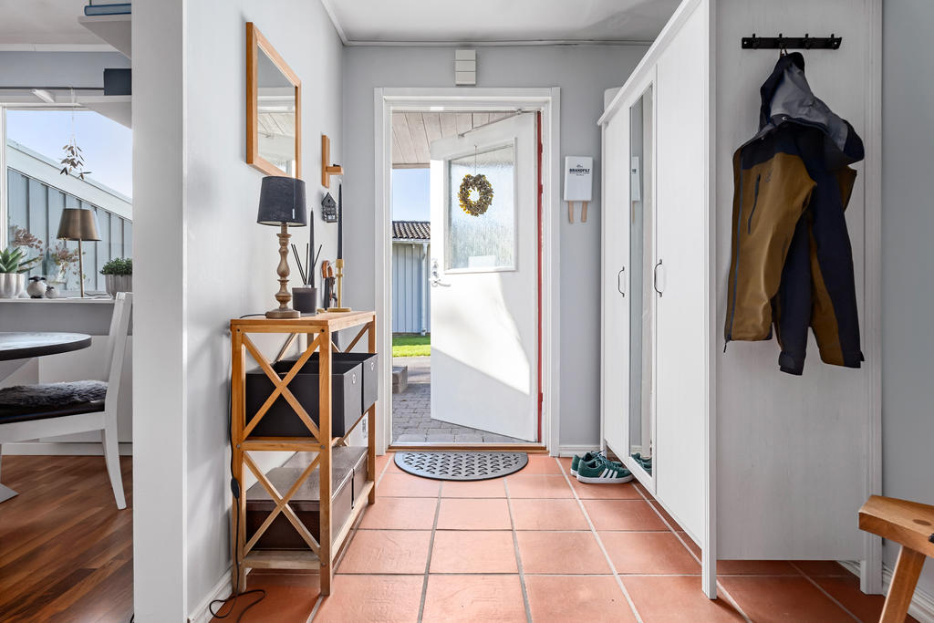 Hall med åtkomst från framsidans stensatta uteplats