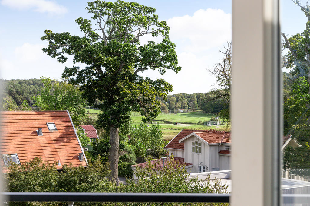 Från balkongen skymtar golfbanan och Stallviken