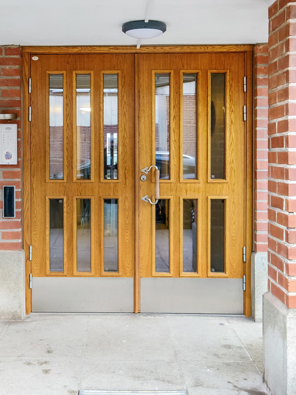 Nya entrédörrar som automatisk är låsta