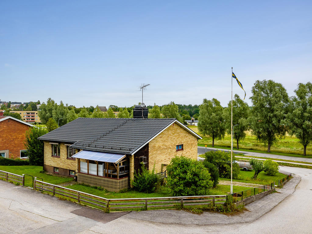 Här är det gångavstånd till fina bad vid Hammarsbadet men även till skolor och handel i Gamleby centrum