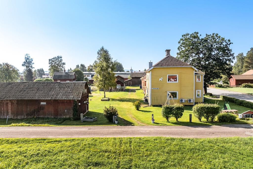 Villa med 3 lägenheter, stor tomt och rejäla uthusbyggnader med stall, och många möjligheter