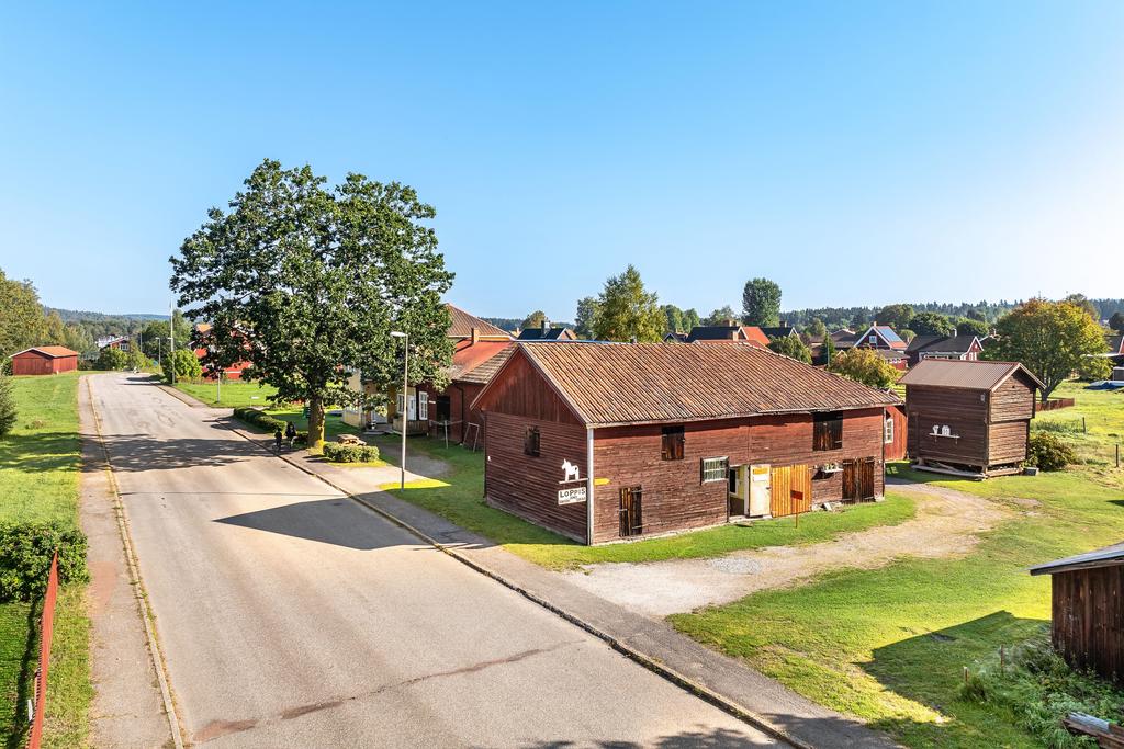 Uthuset har både stora förvaringsytor och stall.