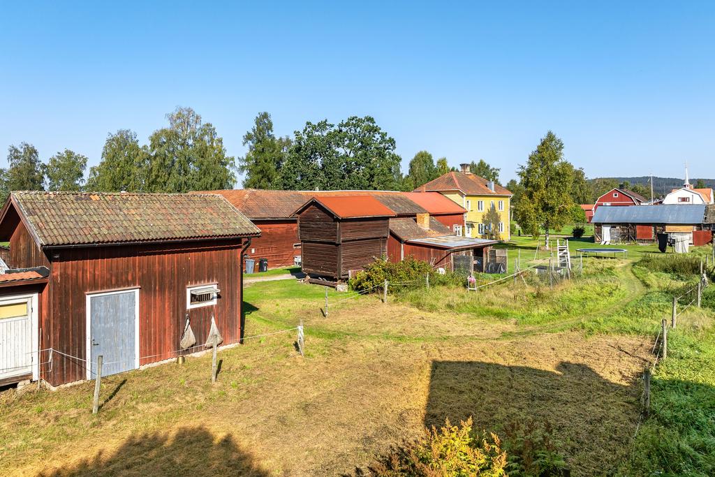 Stall med möjlighet till lösdrift på tomten