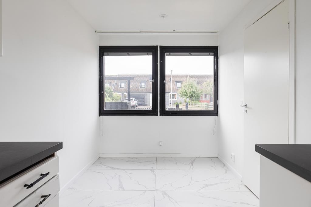 Kök med dörr till tvättstuga