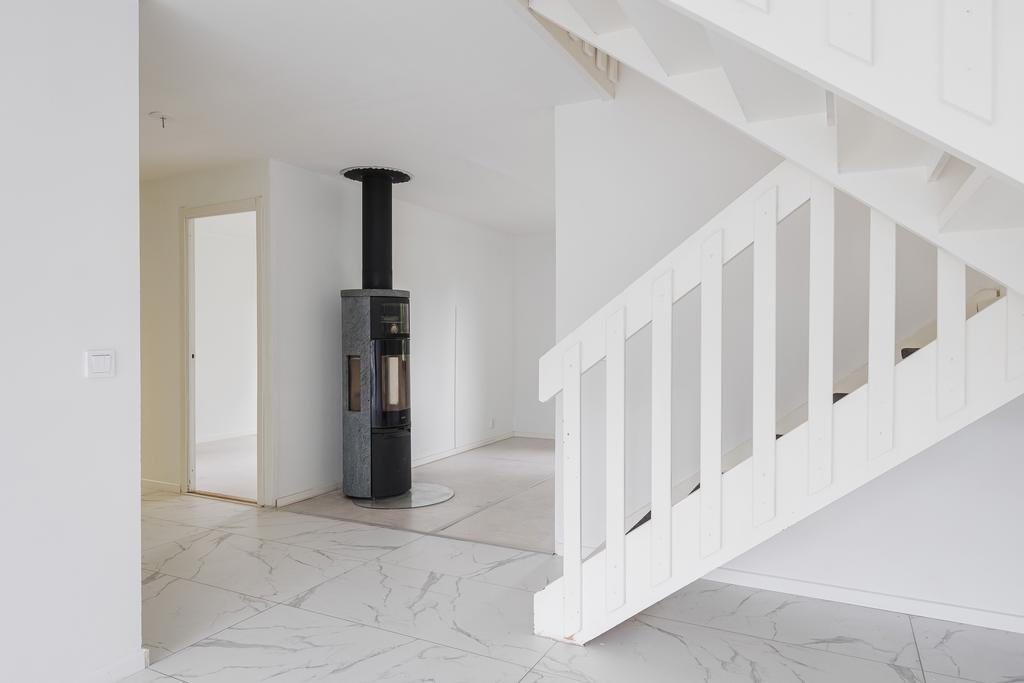 Hall med täljstenskamin