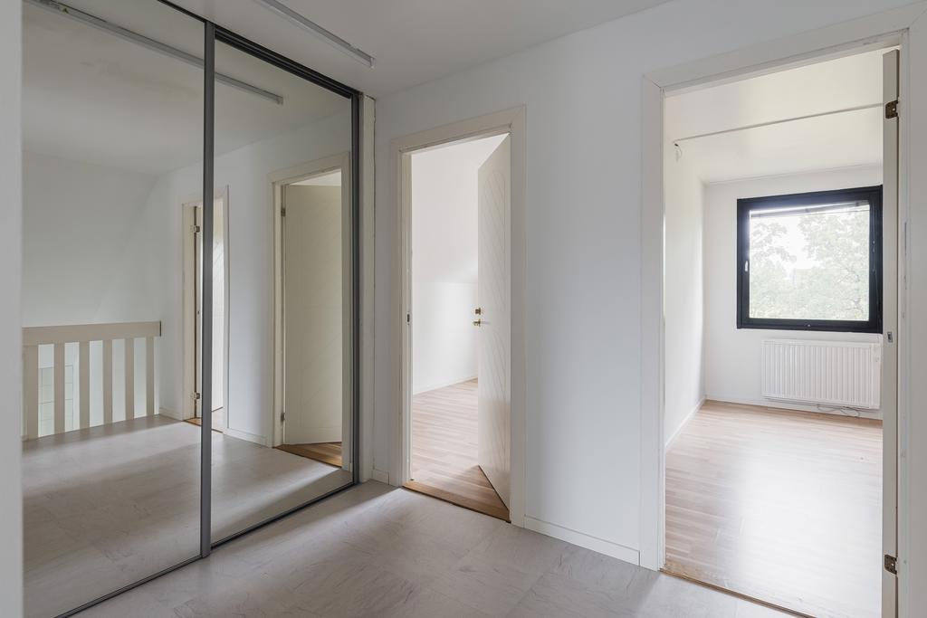 Hall på ovanvåning med stor förvaring