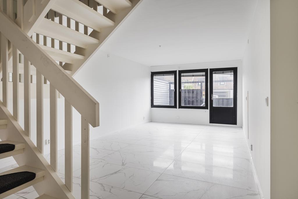 Vardagsrum med dörr ut till uteplats