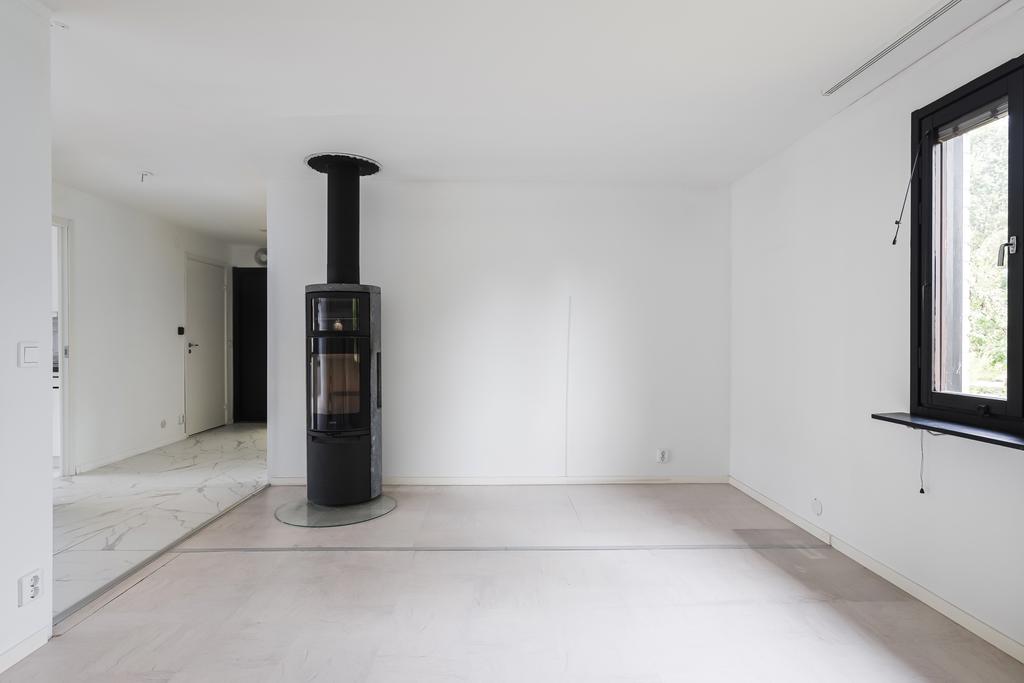 Vardagsrum med täljstenskamin