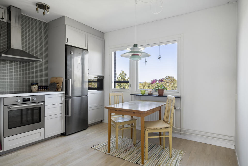 Ljust rymligt kök där även ett större matbord får plats. Fransk balkong för vädring