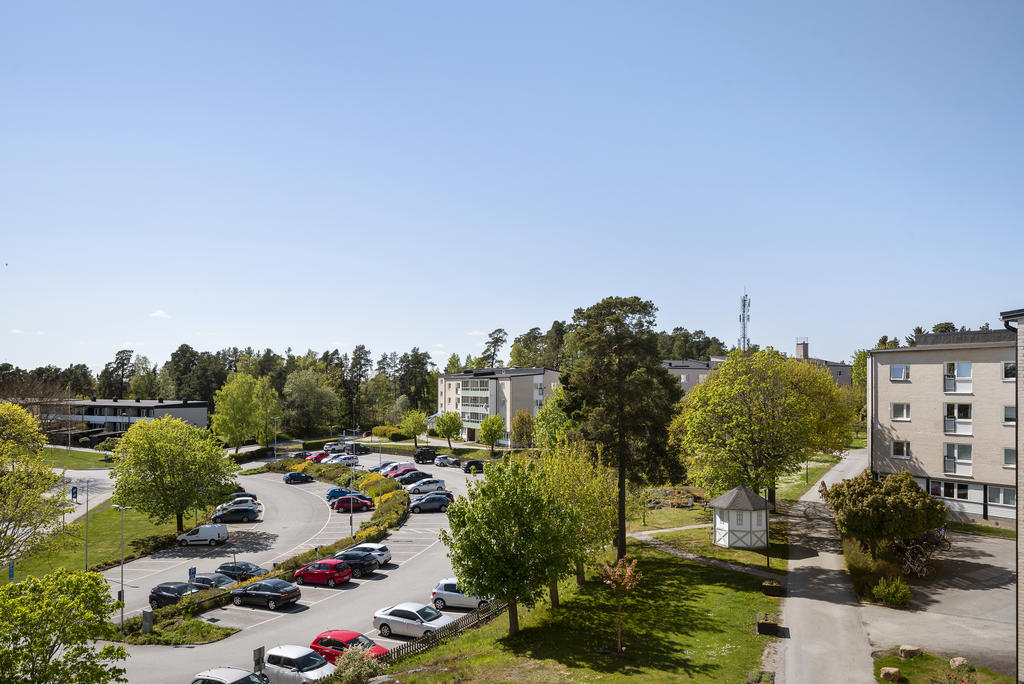 Blick från balkongen ut över föreningens parkering
