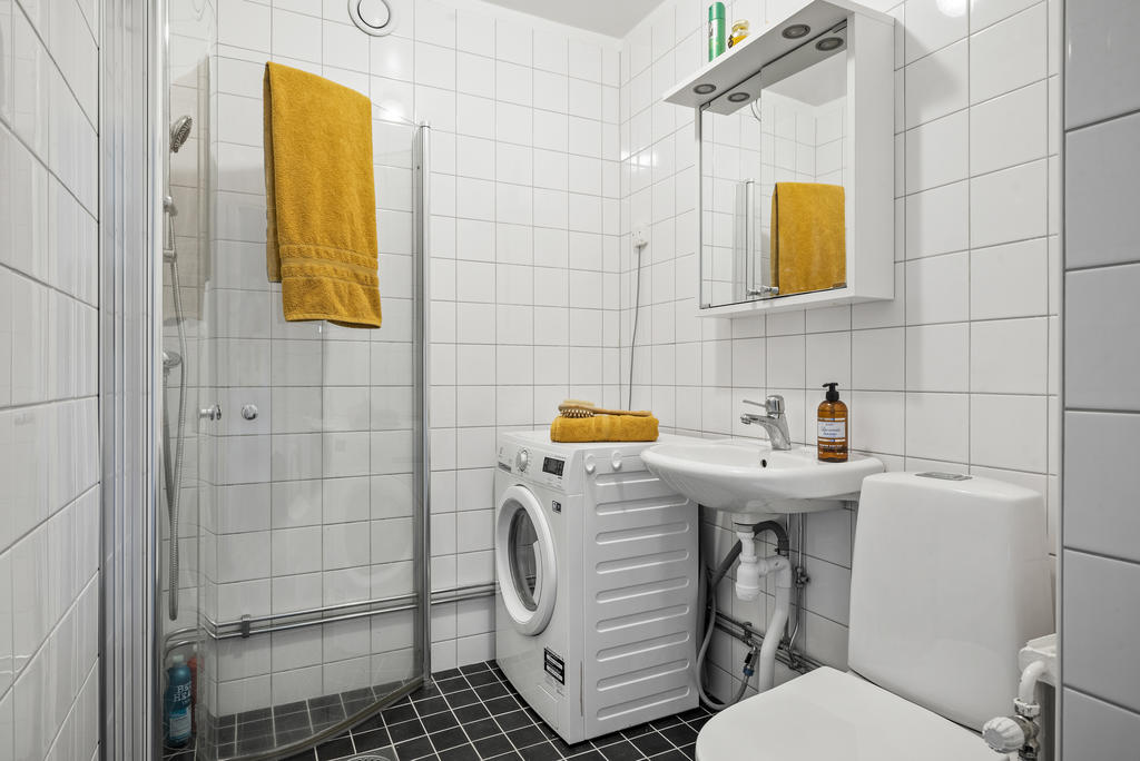 Badrummet som är helkaklat och har klinkers på golvet. Vikbar duschvägg av glas. Egen tvättmaskin för vardagstvätten!