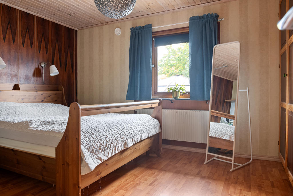 Rymligt Master bedroom på övre plan, med generöst utrymme för förvaring i garderoberna. En harmonisk atmosfär skapas av  fönstret som släpper in naturligt ljus.