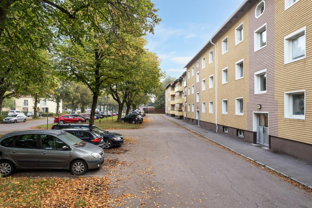 Fasad och parkeringsplatser