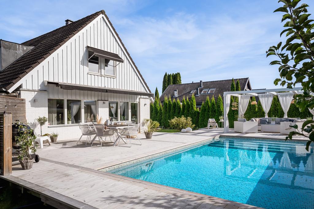 Välkommen till en fint renoverad villa med en fantastisk utemiljö.