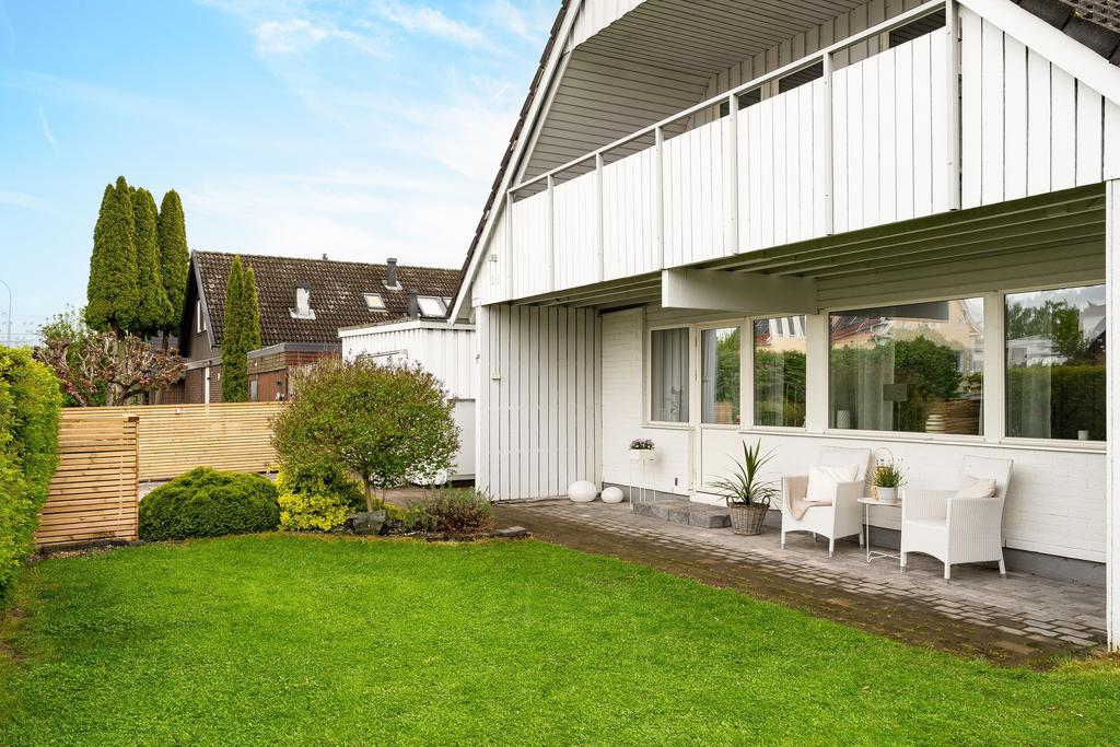 Gräsytor runt om stora delar av huset. 