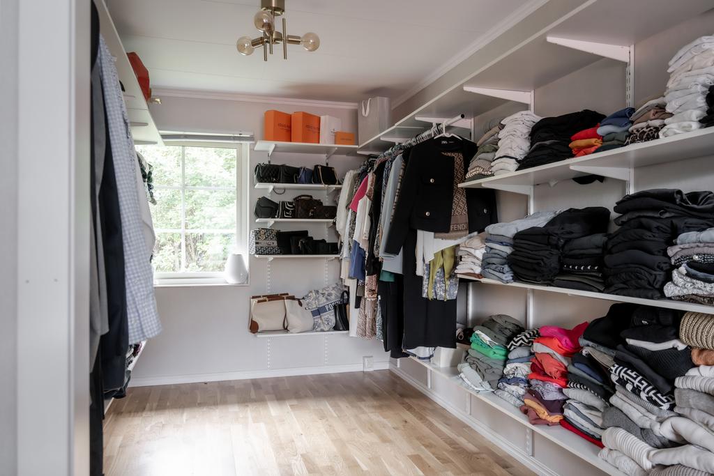 Walk in closet som kan göras om till ytterligare ett sovrum om man önskar