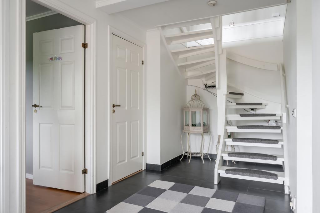 Hall med trappa upp till övre plan