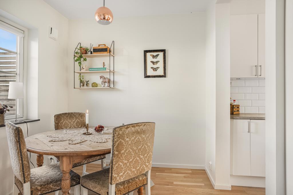 Intill köket finns en matplats med plats för bord och stolar, eller varför inte en kontorsplats eller lekyta för barnen?