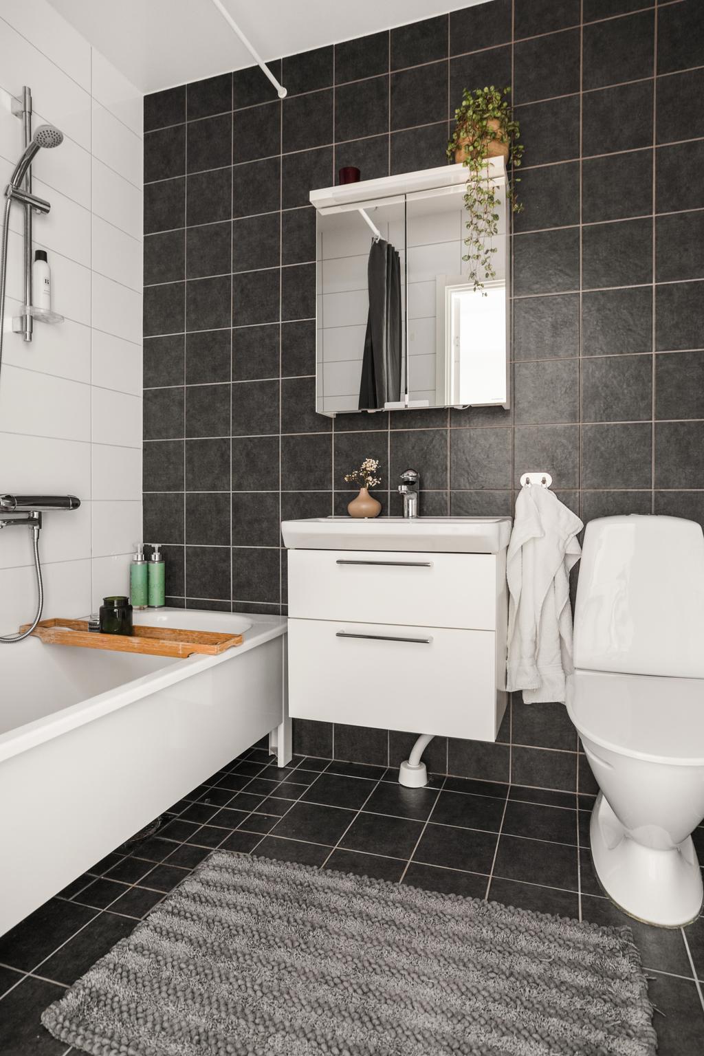 På övervåningen finns också ett badrum som är helkaklat och utrustat med badkar, tvätt kommod och WC. 