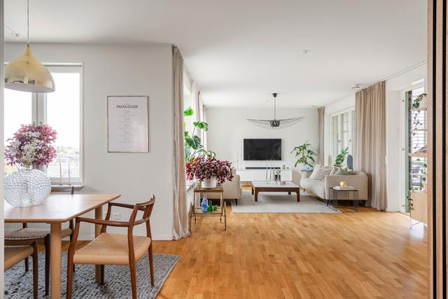 Vardagsrum och kök i öppen planlösning