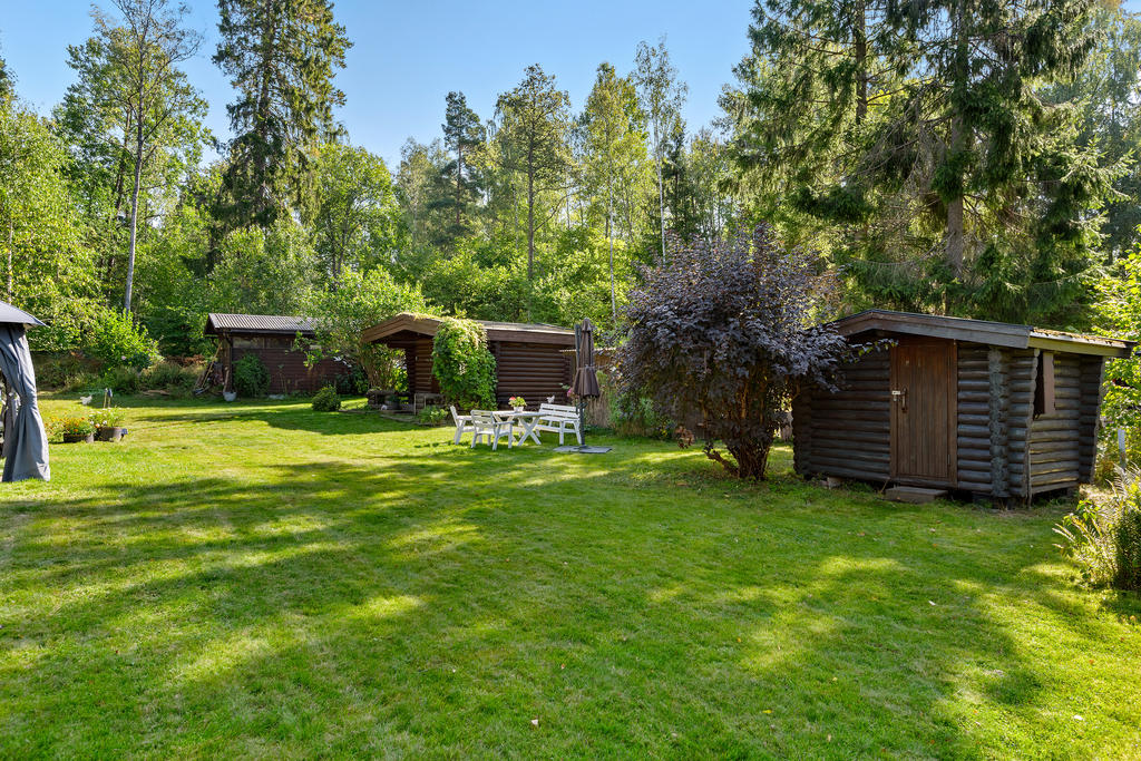 Carport, potentiellt gästhus med badrum och förråd