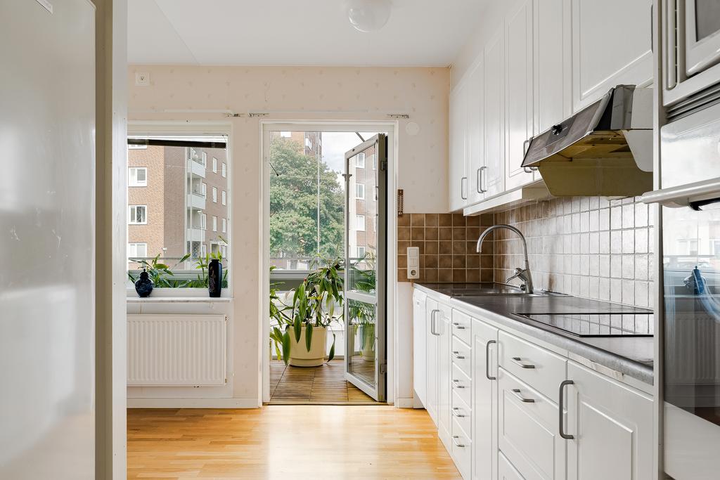 Den inglasade balkongen nås från köket