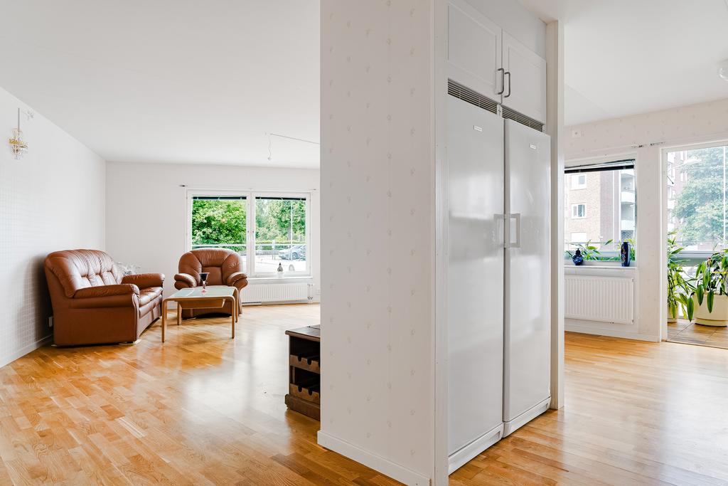 Öppet samband mellan kök och vardagsrum