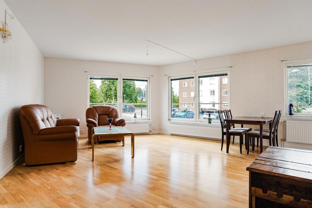 Stora fönsterpartier bringar fint ljusflöde