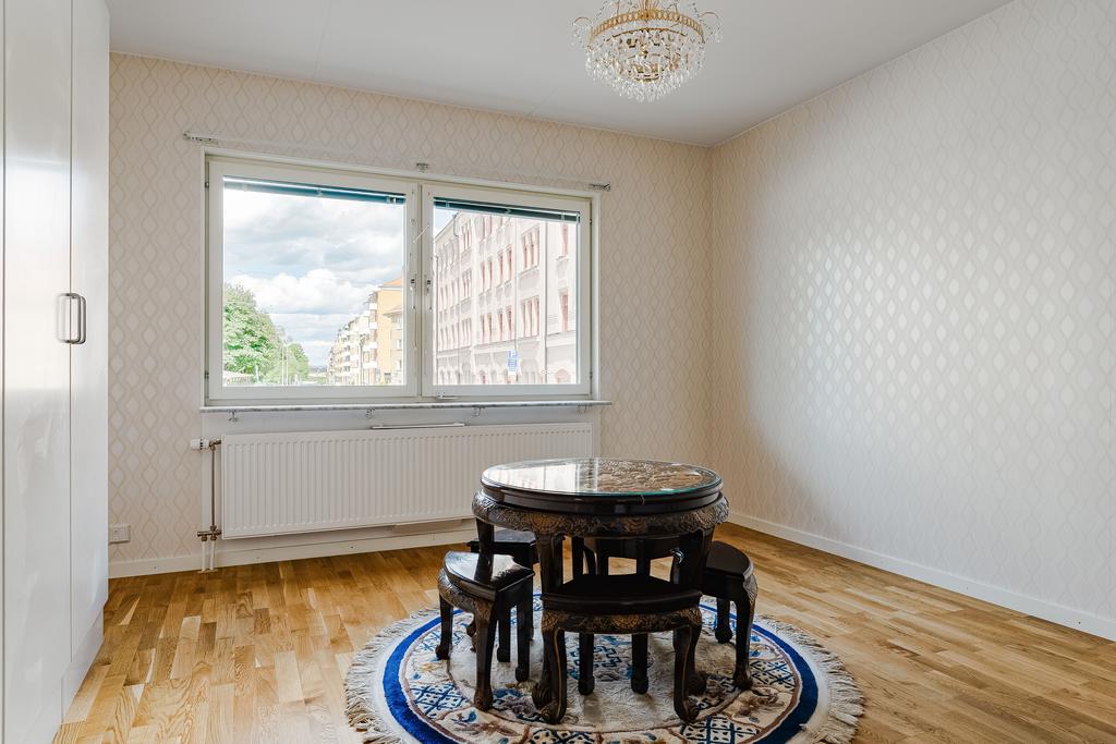 Bostaden bjuder på två sovrum i bra storlek