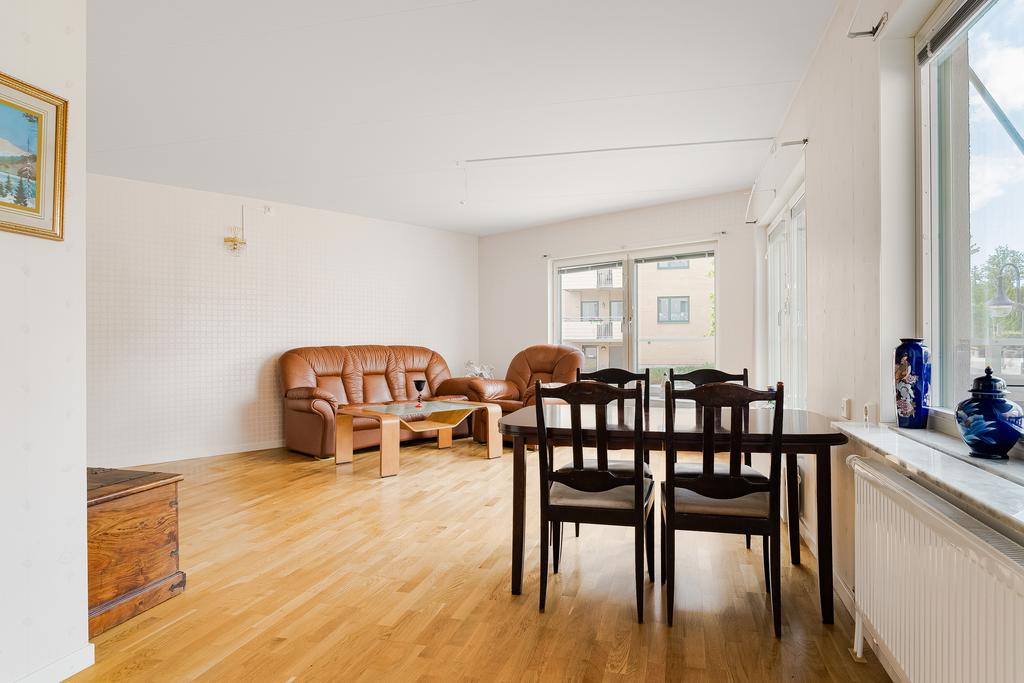 Matplats mellan kök och vardagsrum