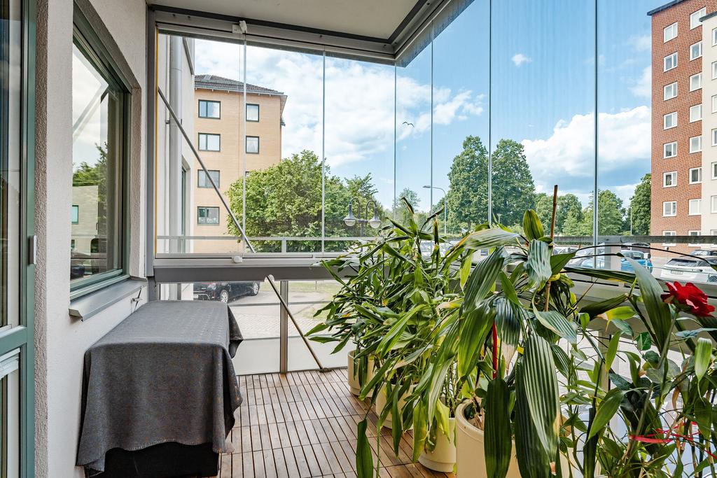 Den inglasade balkongen blir som ett extra rum